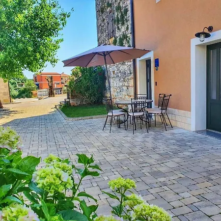 Apartmán Komfortables Mit Whirlpool, Pool, Klima, Privater Terrasse - Nur 5 Km Bis Poreč