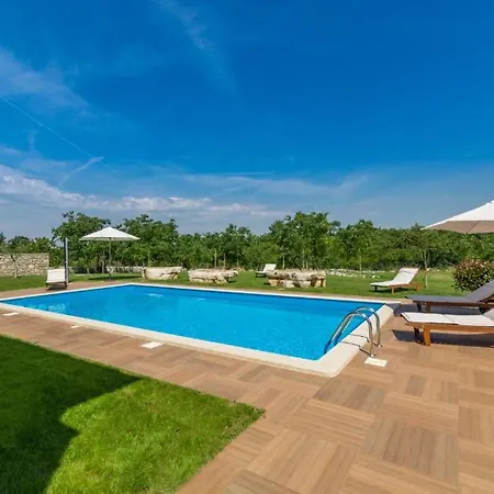 Apartmán Komfortables Mit Whirlpool, Pool, Klima, Privater Terrasse - Nur 5 Km Bis Poreč