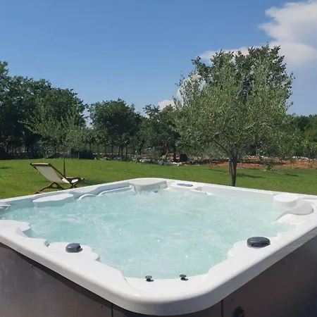 Komfortables Mit Whirlpool, Pool, Klima, Privater Terrasse - Nur 5 Km Bis Poreč